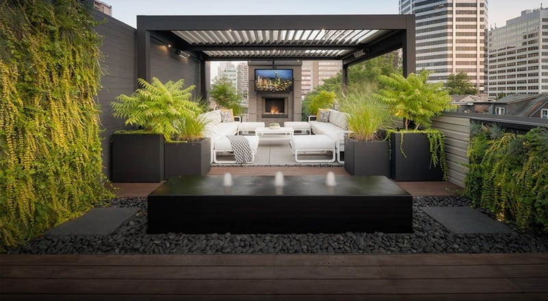 Sân thượng bố trí cây xanh giúp giảm hấp thụ nhiệt cho ngôi nhà